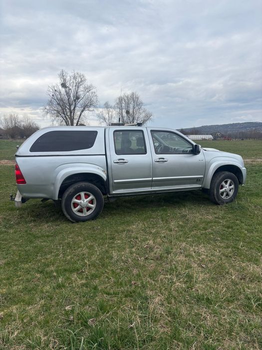 Isuzu DMX  autoutilitară