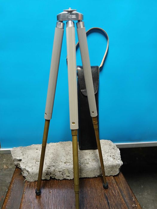 Стар статив,тринога за фотоапарат.