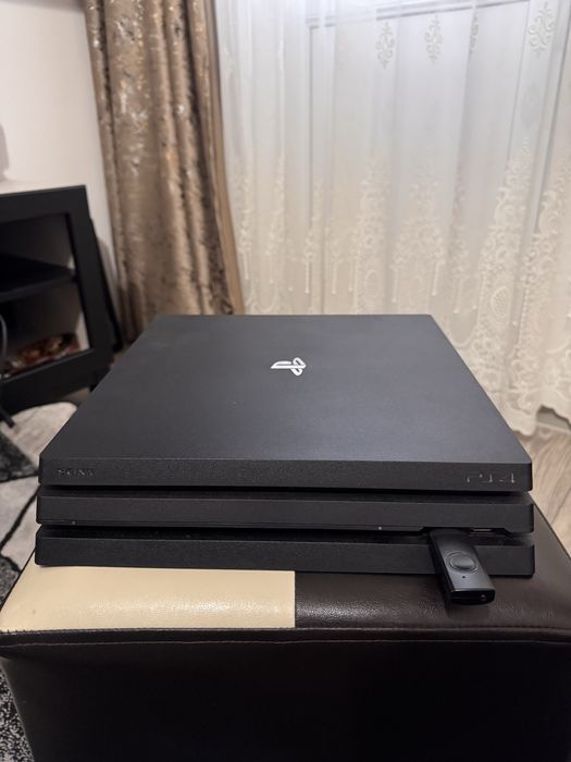 Vând playstation 4 pro