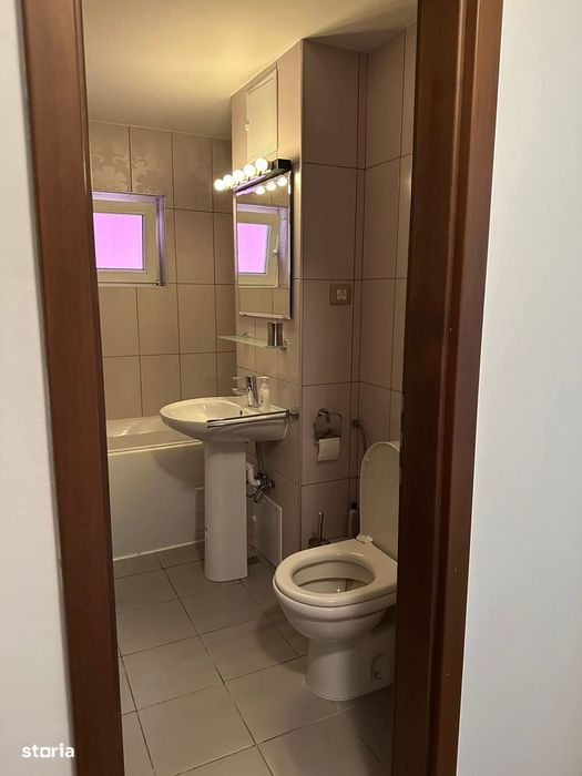 Apartament cu 3 camere, balcon și parchet din lemn