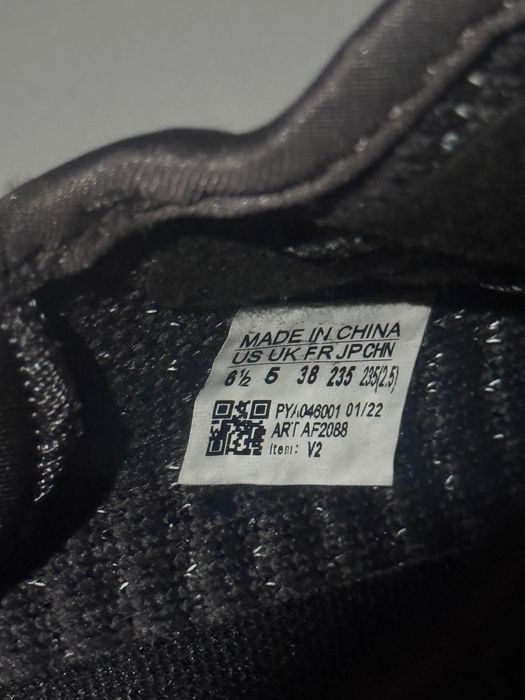yeezy 350 v2 black reflective
