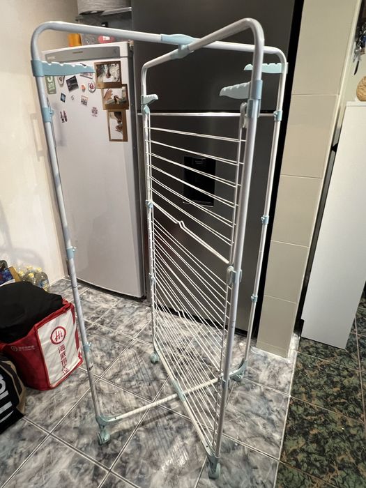Uscator de rufe verticabil  pliabil si cu roti