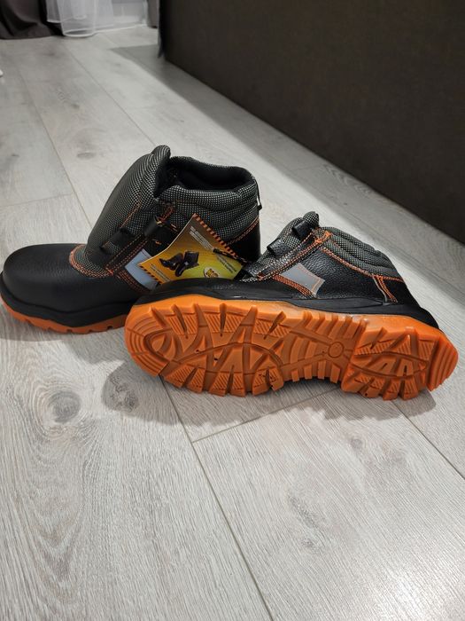 Продаю  рабочие  ботинки .