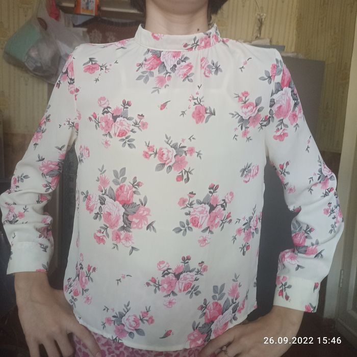 Отдам за бутылку масла!Кофта для девочки 8-10лет