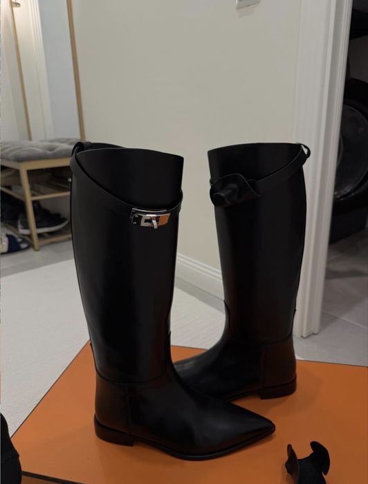 Черныевычокие кожанные сапоги