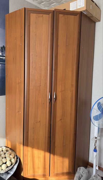 2 шифоньера, угловой и прямой.