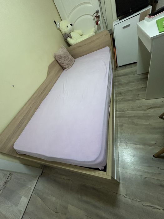 Детско легло  и матрак . Леглото е изключително запазено !