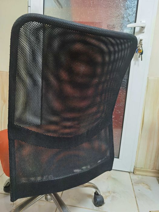 Продавам въртящ стол употребяван