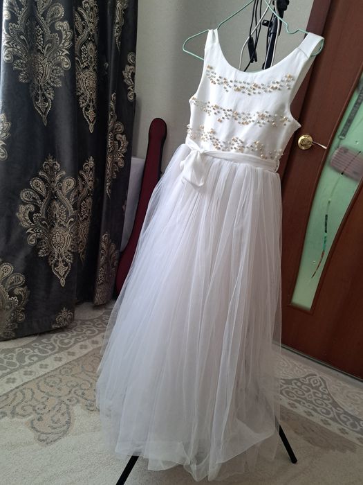 Белое платье  очень красивое