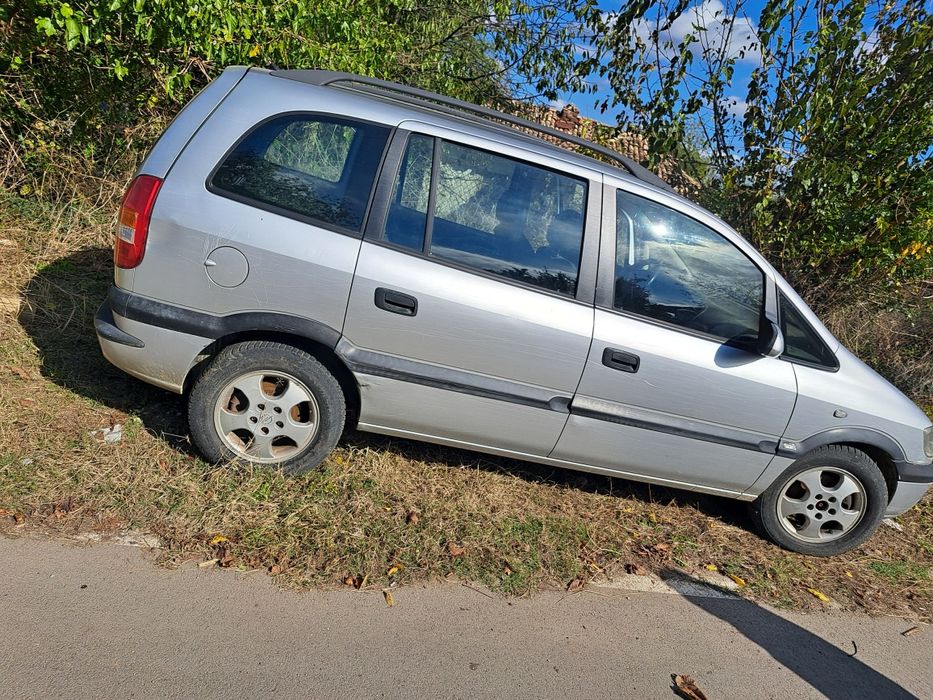 Продавам Зафира А на части