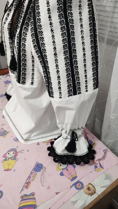 Ie tradițională,noua, cu motive florale țesute, zona Făgăraș