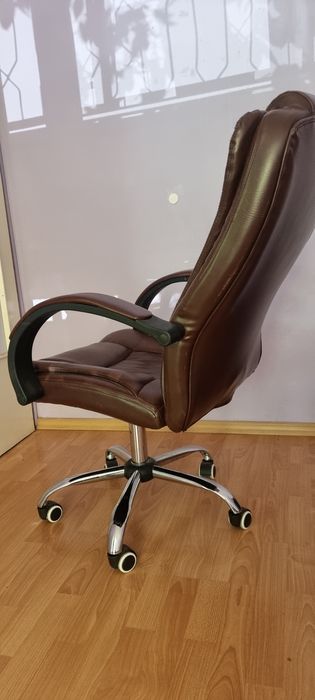 Кожен  офис стол