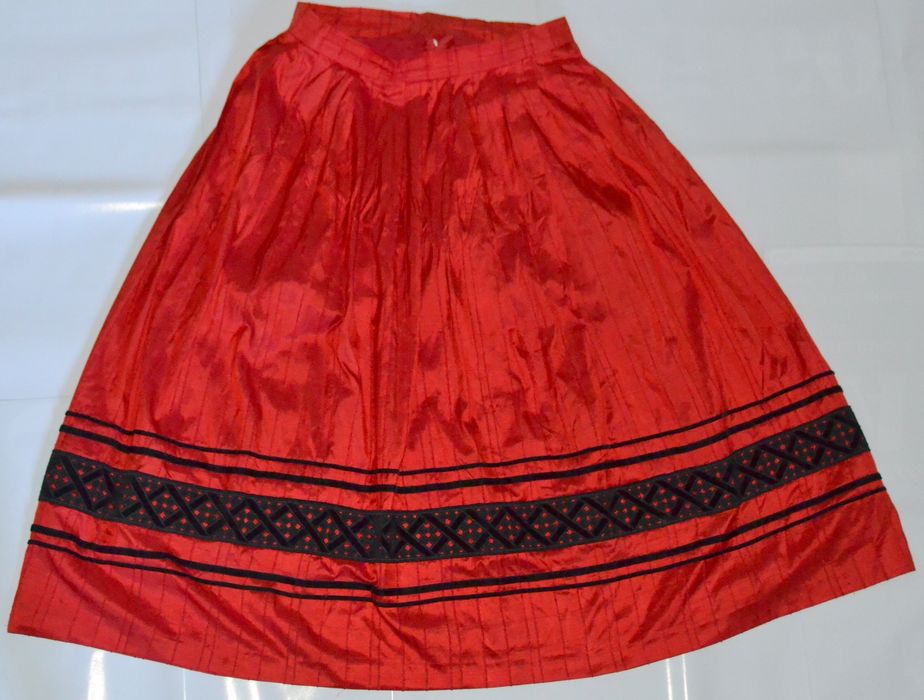 Fusta rosie din matase naturala cu elemente din catifea neagra