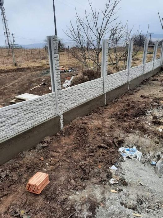 Placi și stâlpii de gard