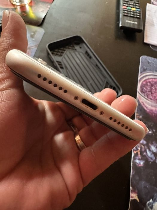 Продавам iPhone XR