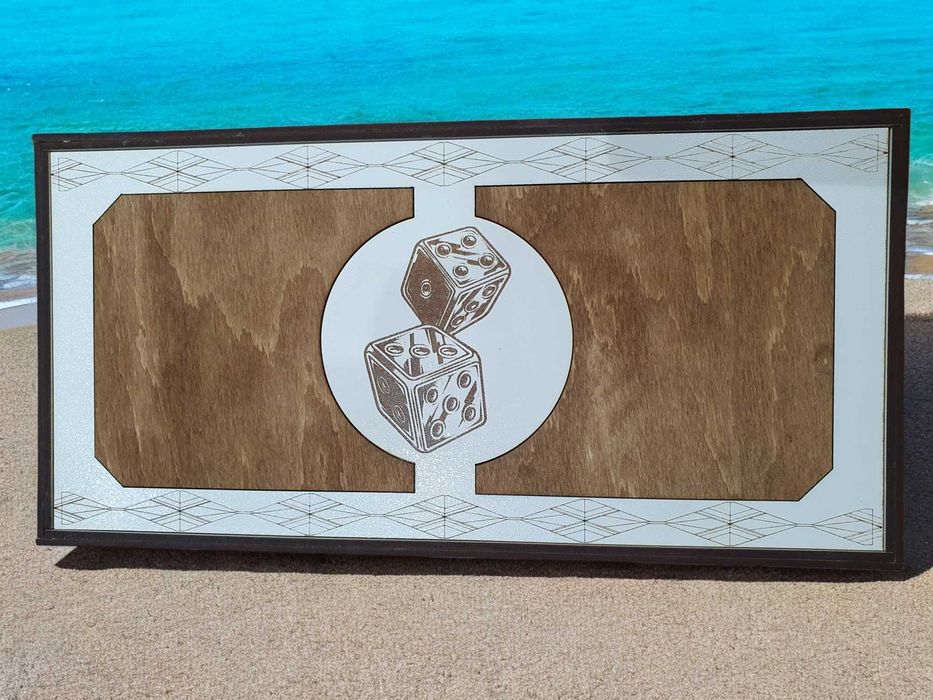 Ръчно изработена бяла табла от дърво с дизайн на зарове