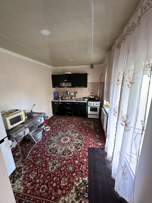 Уй сотилади! 12 сотих. 9 хона. Уй йули юзида.