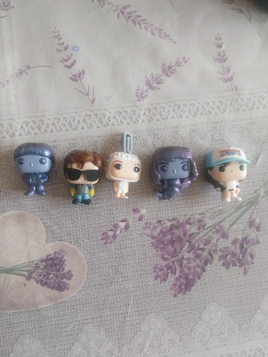 Vând sau schimb figurine stranger things