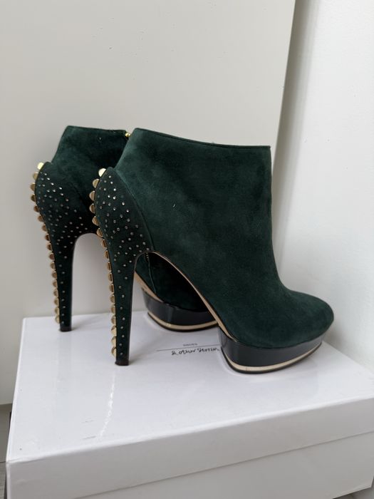 Замшевые ботильоны Vince Camuto