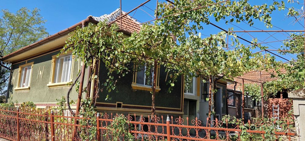 Vând casa la țară