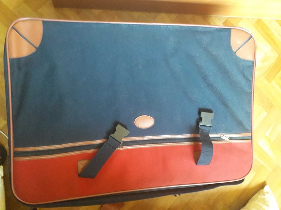 Куфар с дръжка и колело