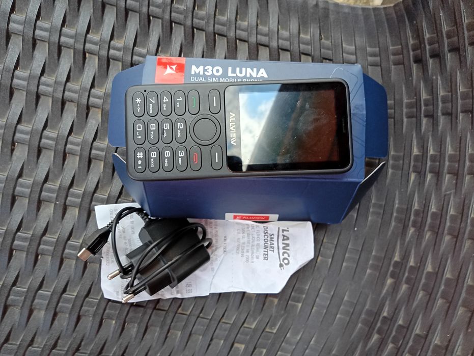 Vand telefon nou acum desfăcut pentru poze