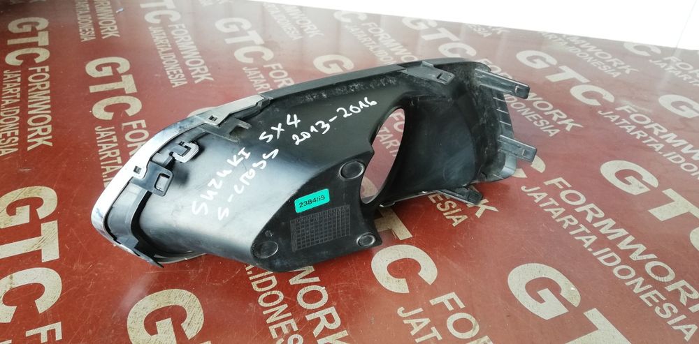 Дясна маска за халоген Suzuki SX4 S-cross 2013-2016