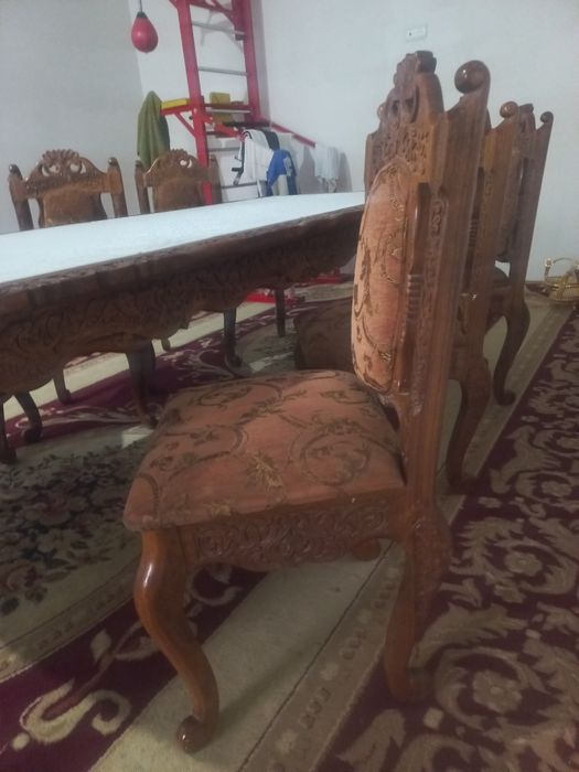 O'yma naqishli stol,stul.