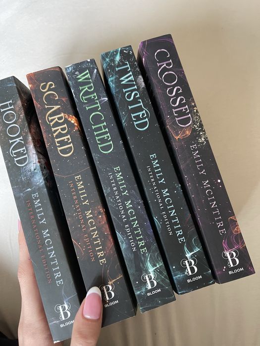 Книги на английски - Hooked, Fourth Wing, Chestnut Springs