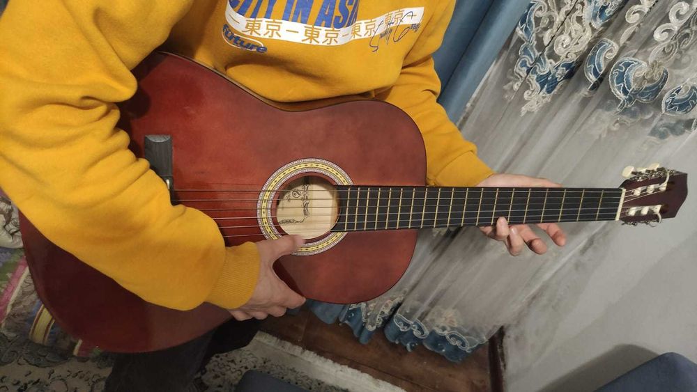 Гитара в отличном состояние