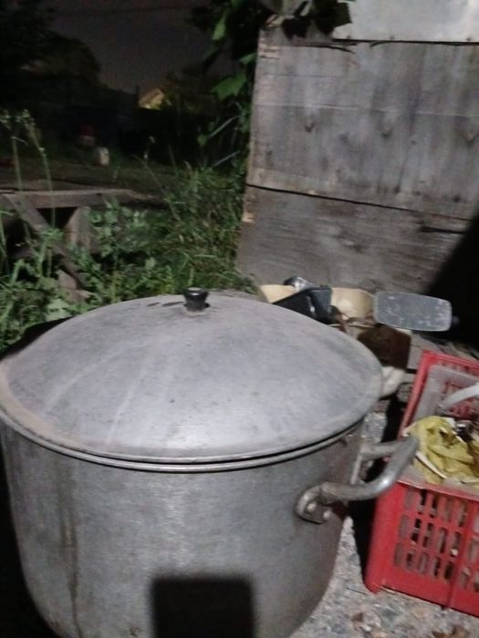 Кастрюлю чугунную продам