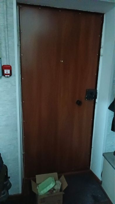 Входная железная дверь  б/у