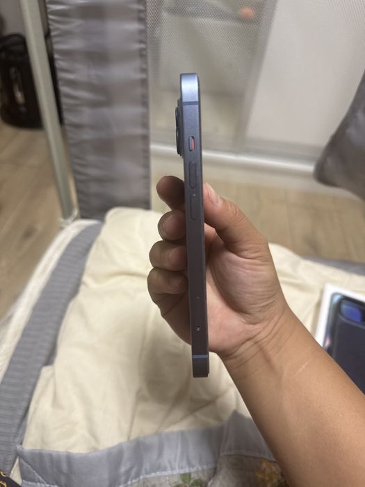 Продаю Iphone 14 в голубом цвете.