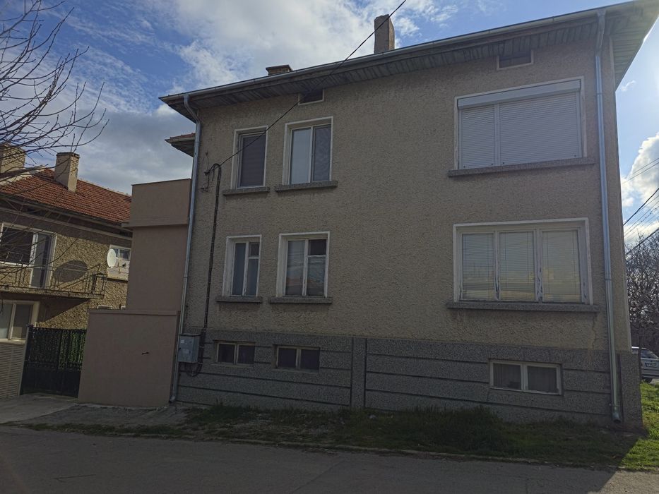 Продава се  3 етажна къща със приземен етаж  108 квадрата на етаж.