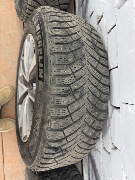 Зимние шины  michelin 25/23 на дисках