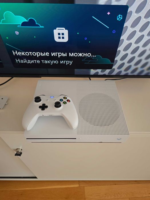 Xbox One S 1TB в много добро състояние