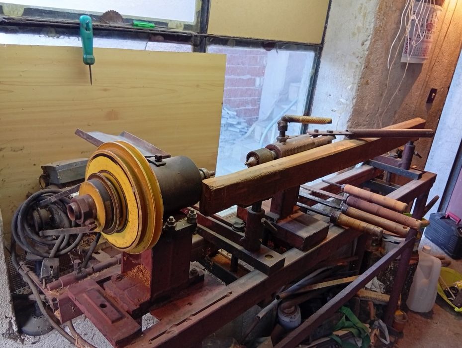 Струг за изработка на дървени крака за маси,спални-дръжки от дърво