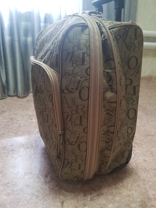 Чемодан       вместительный отличного  качества