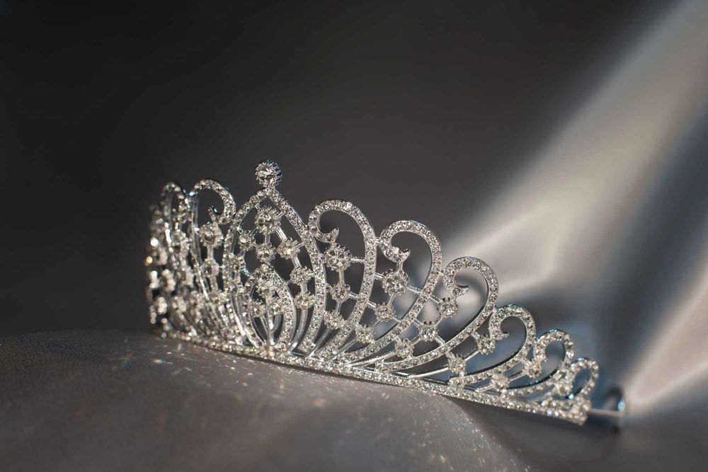 Ажурная диадема с прозрачными кристаллами. Доставка включена.