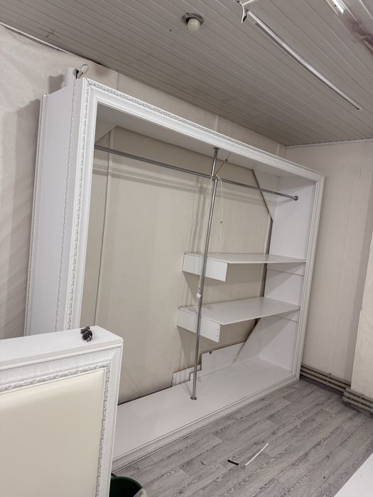 Касса и шкаф для одежды