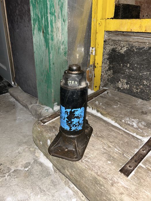 Продам Домкрат для машины