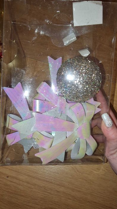 Продавам зелена голяма елха  и бяла елха с коледна украса