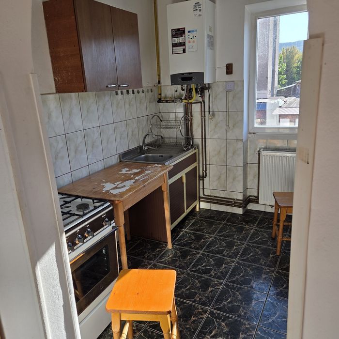 Inchiriez IEFTIN apartament cu 3  camere