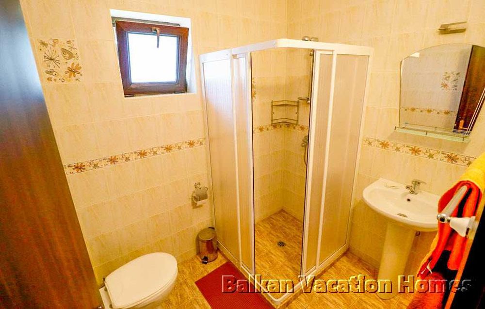 Красива къща във вилната зона южно от Балчик