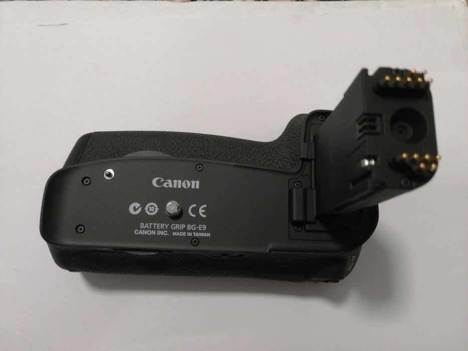 Батарейный блок Canon BG-E9