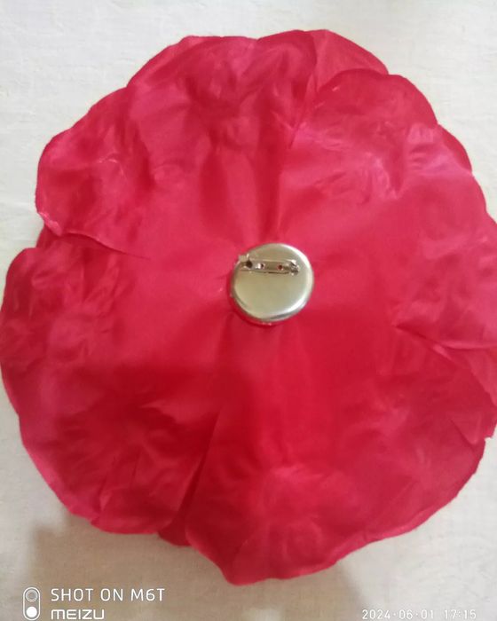 Цветы броши-большие и маленькие из ткани