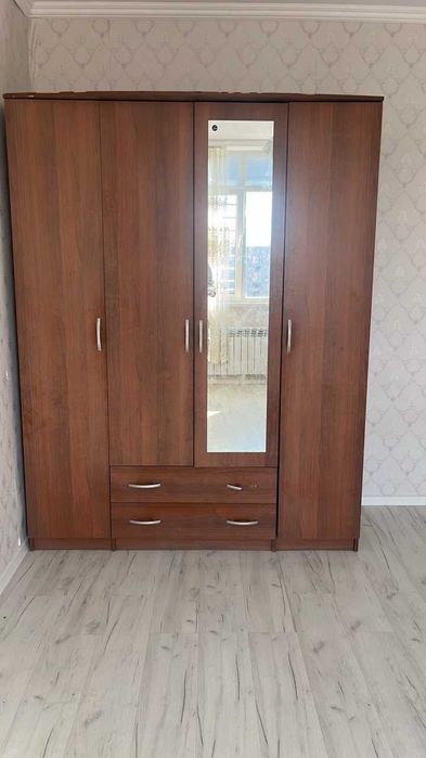 Шкаф четырехстворчатый с зеркалом