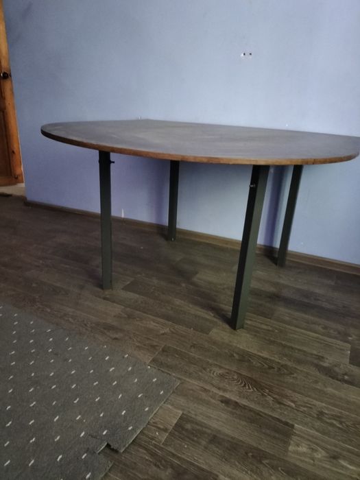 Стол крепкий отличный