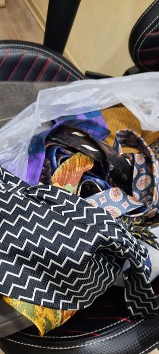 Галстуки, каждый по 500