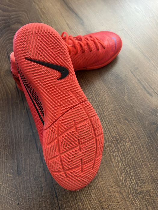 Футболни обувки за зала